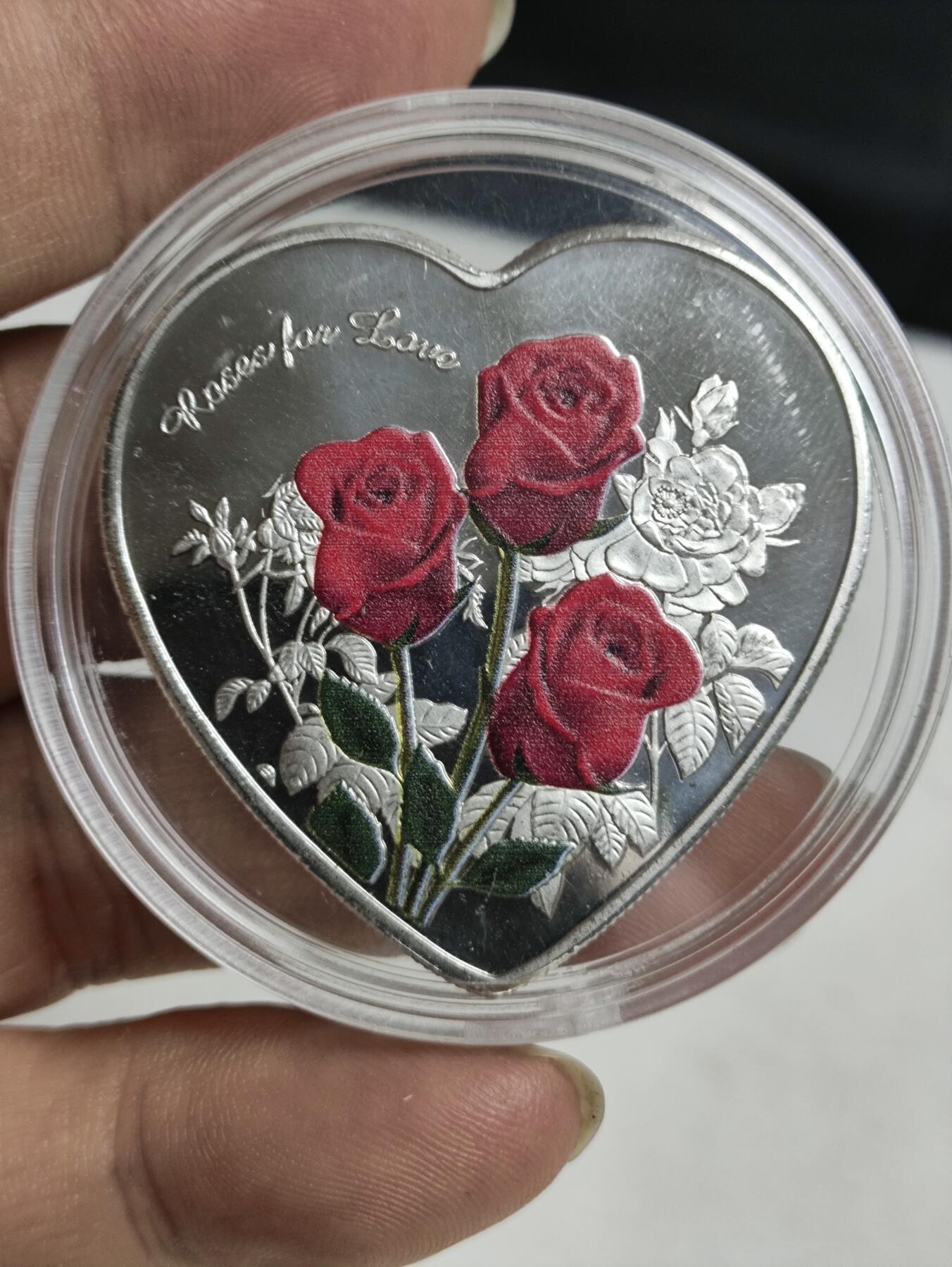 搬档清货，卡类收藏之B 玫瑰花心形纪念章，一面是红色玫瑰，一面是52种文字的“我爱你”，采用独特心形，浪漫至极！