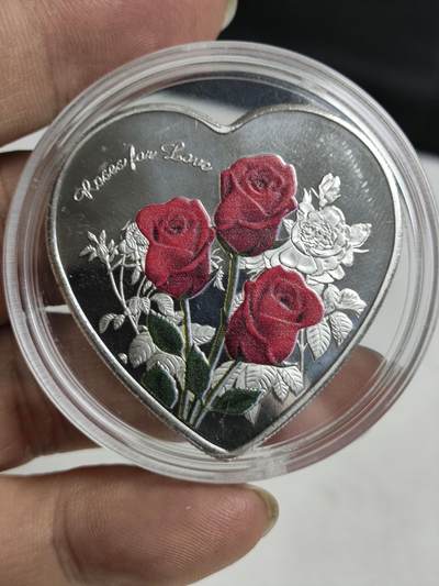 搬档清货，卡类收藏之B - 玫瑰花心形纪念章，一面是红色玫瑰，一面是52种文字的“我爱你”，采用独特心形，浪漫至极！