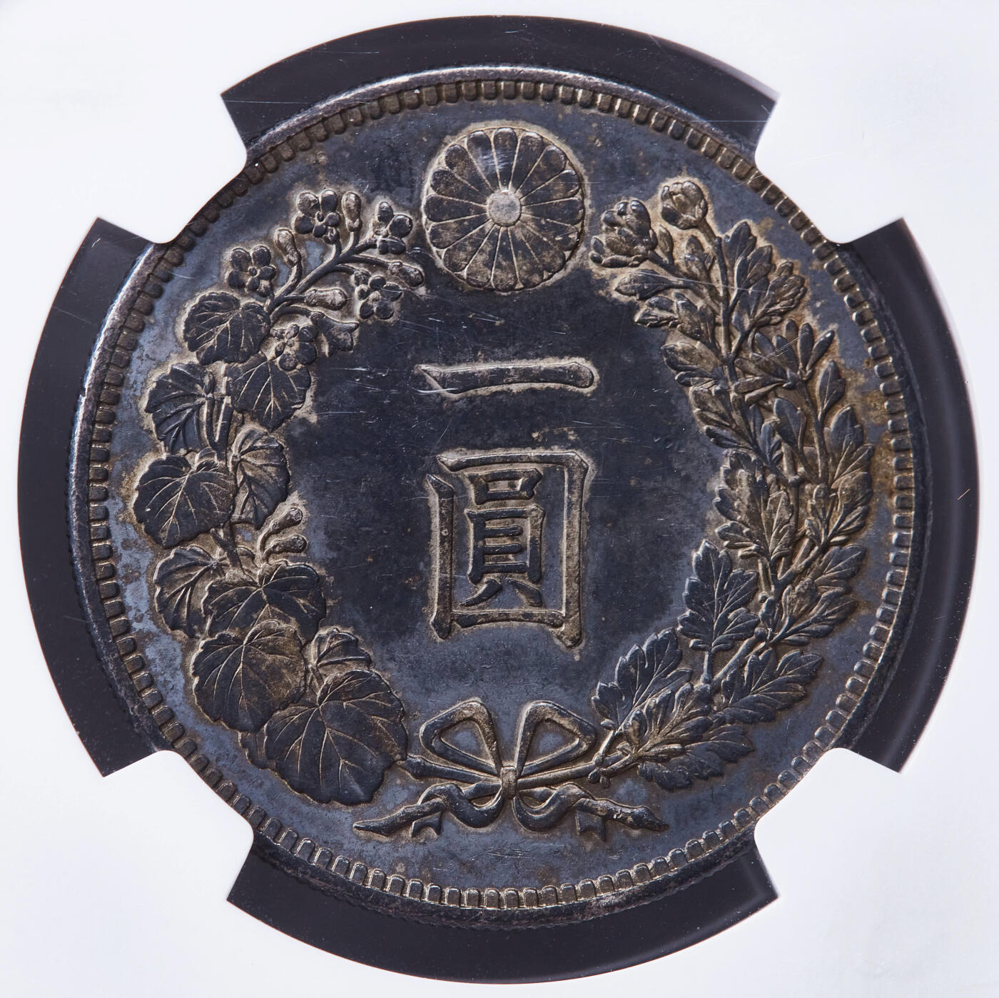 【俄甄集藏】金风送爽-2025年(042) 09-24星期三晚 19:30 全场包邮 日本1897年明治30年龙洋1元大银币，NGC XFD，少见年份，深蓝酱彩发财包浆