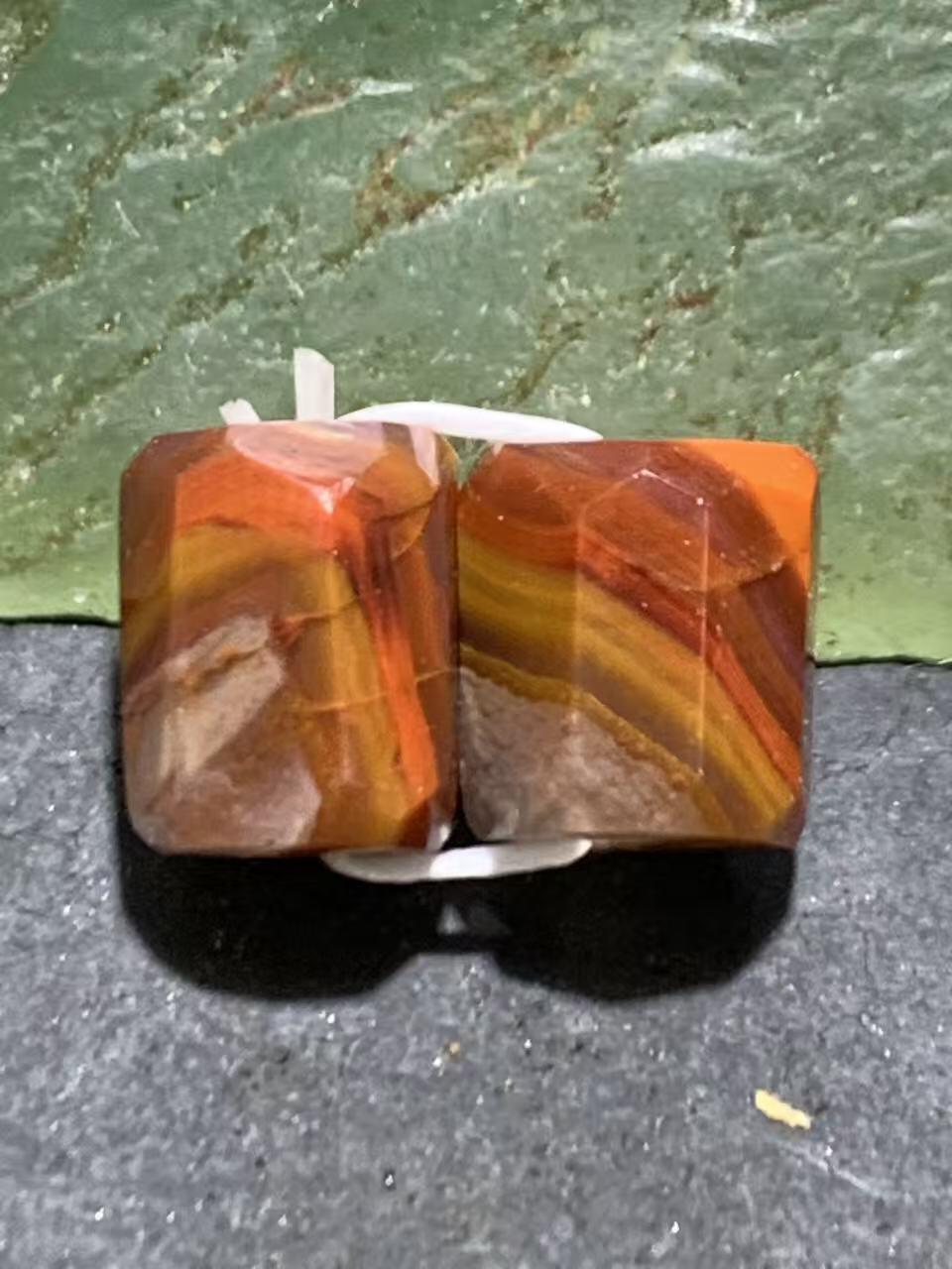 精美冰飘战国红玛瑙多棱随形桶珠一对！
