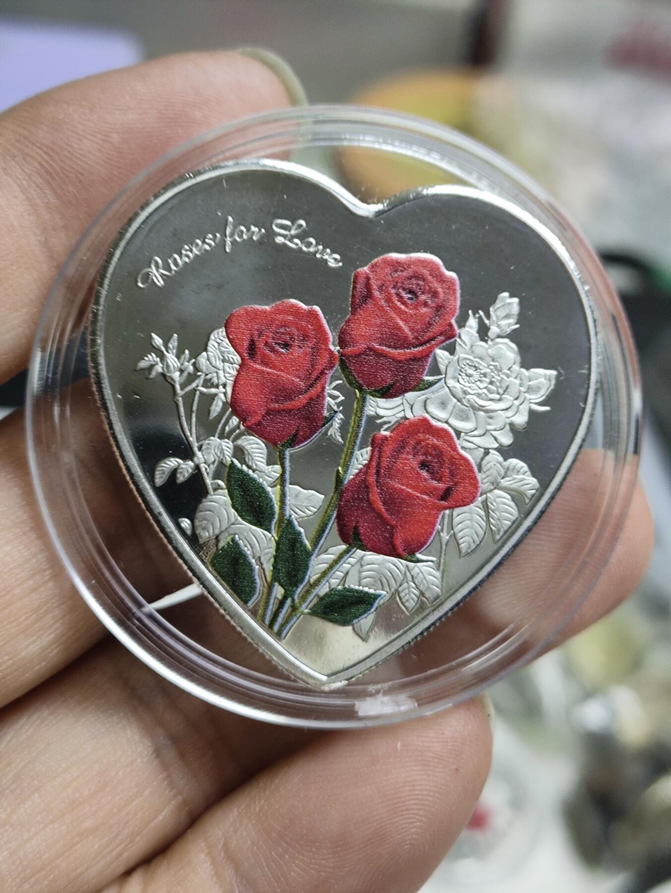 搬档清货，卡类收藏之B 玫瑰花心形纪念章，一面是红色玫瑰，一面是52种文字的“我爱你”，采用独特心形，浪漫至极！