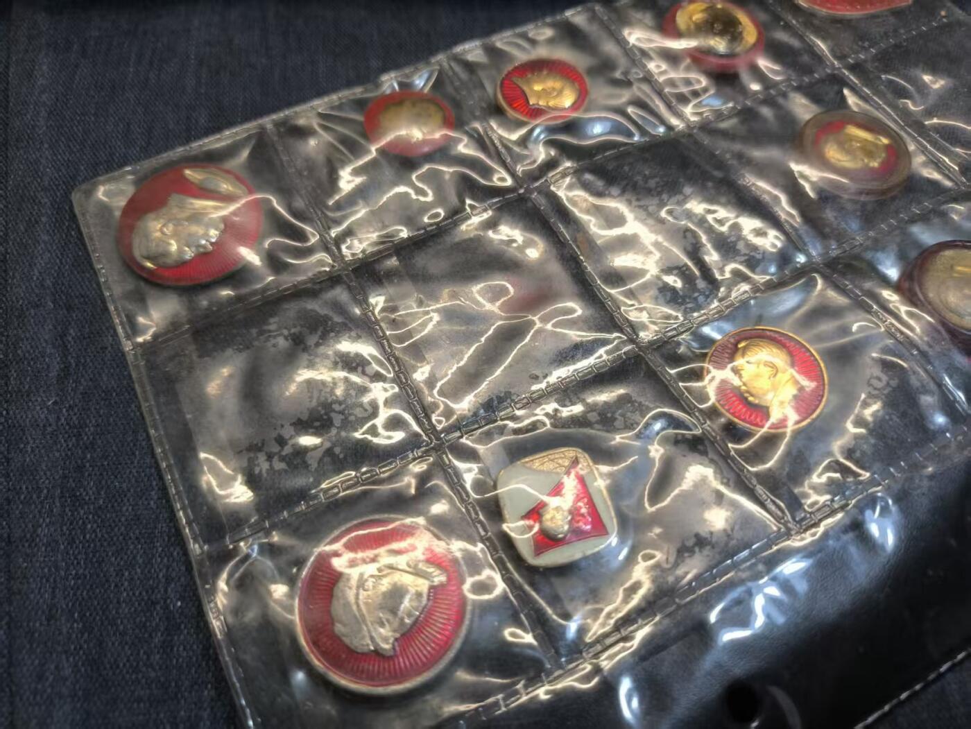 罗岚⭐爱藏⭐精品国庆前瞻专拍-分享拍场赚佣金 十年时期 各类主席像章一册