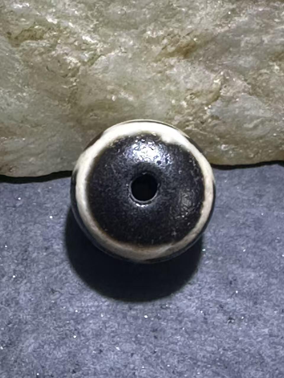 仅此一颗，藏传宝瓶随形天珠一颗。