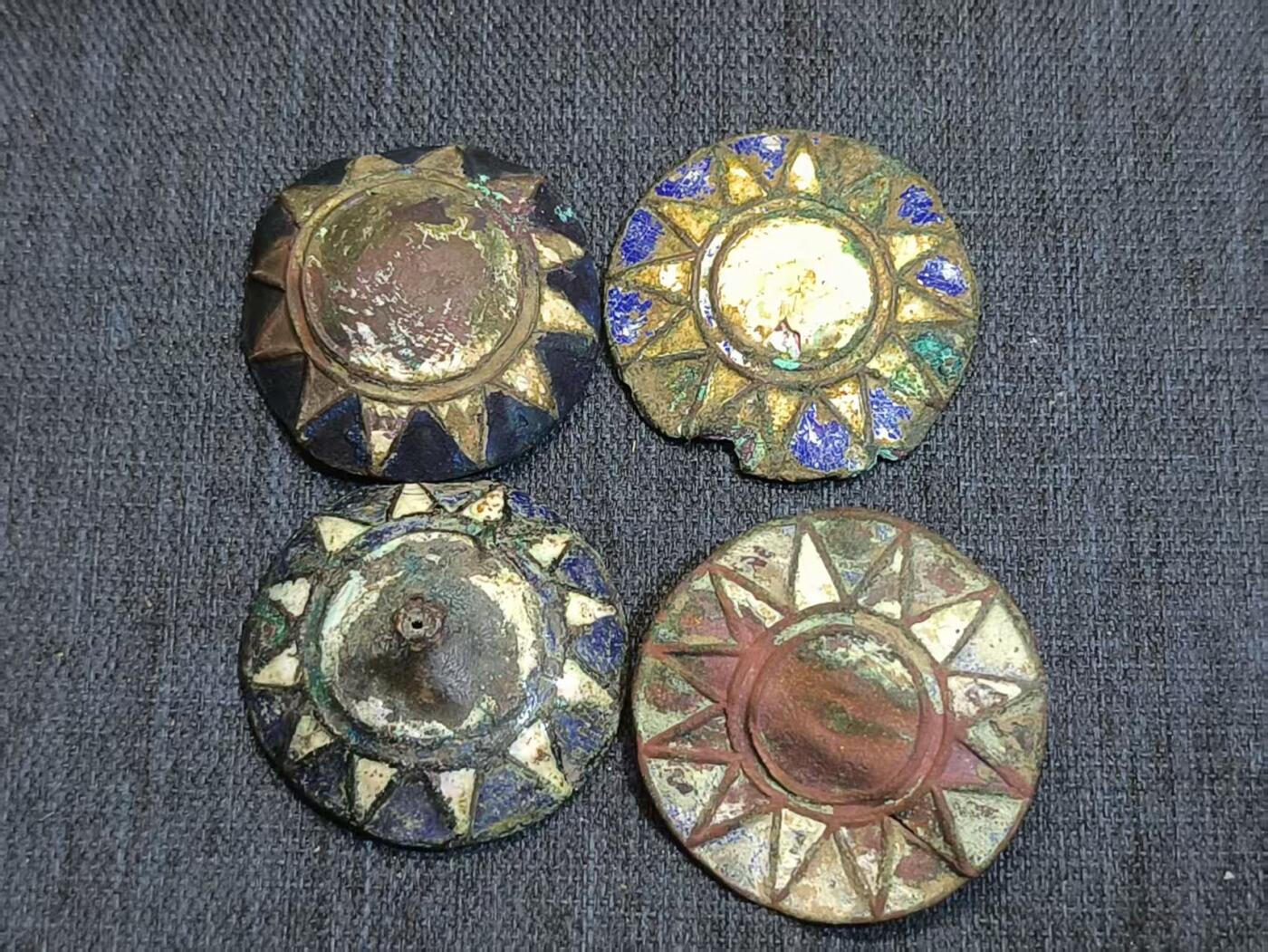 罗岚⭐爱藏⭐精品国庆前瞻专拍-分享拍场赚佣金 中华民国0国民革命军抗战时期 青天白日帽徽一组  铜质珐琅