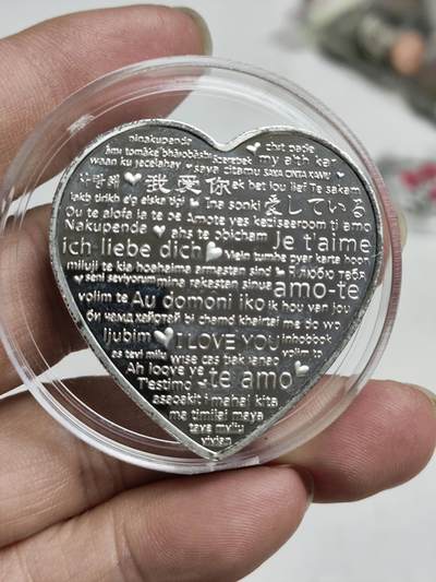 搬档清货，卡类收藏之B 玫瑰花心形纪念章，一面是红色玫瑰，一面是52种文字的“我爱你”，采用独特心形，浪漫至极！