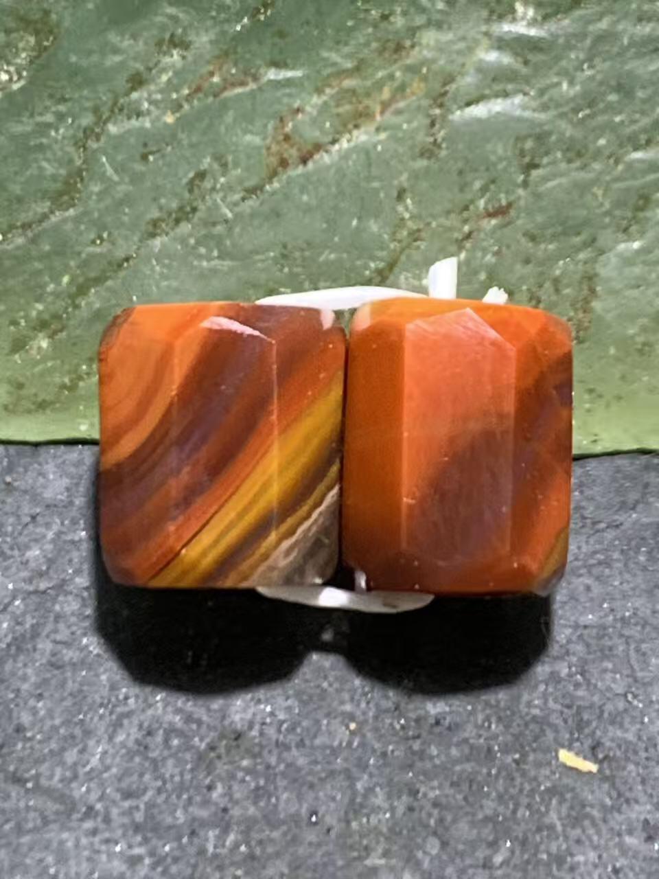 精美冰飘战国红玛瑙多棱随形桶珠一对！