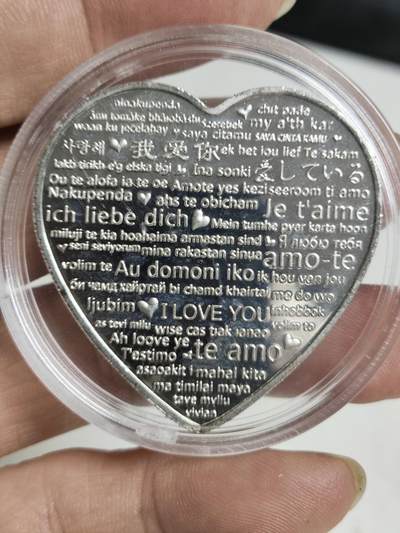 搬档清货，卡类收藏之B 玫瑰花心形纪念章，一面是红色玫瑰，一面是52种文字的“我爱你”，采用独特心形，浪漫至极！