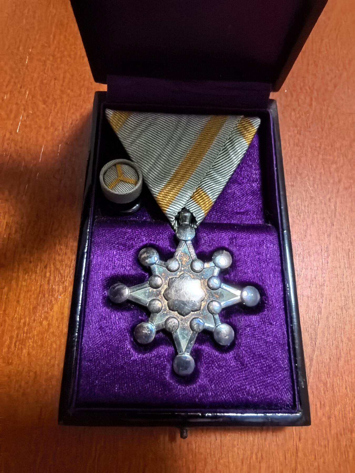 长老汇蛇年精选第四十七场拍卖 日本八等瑞宝章，银章原盒带略
