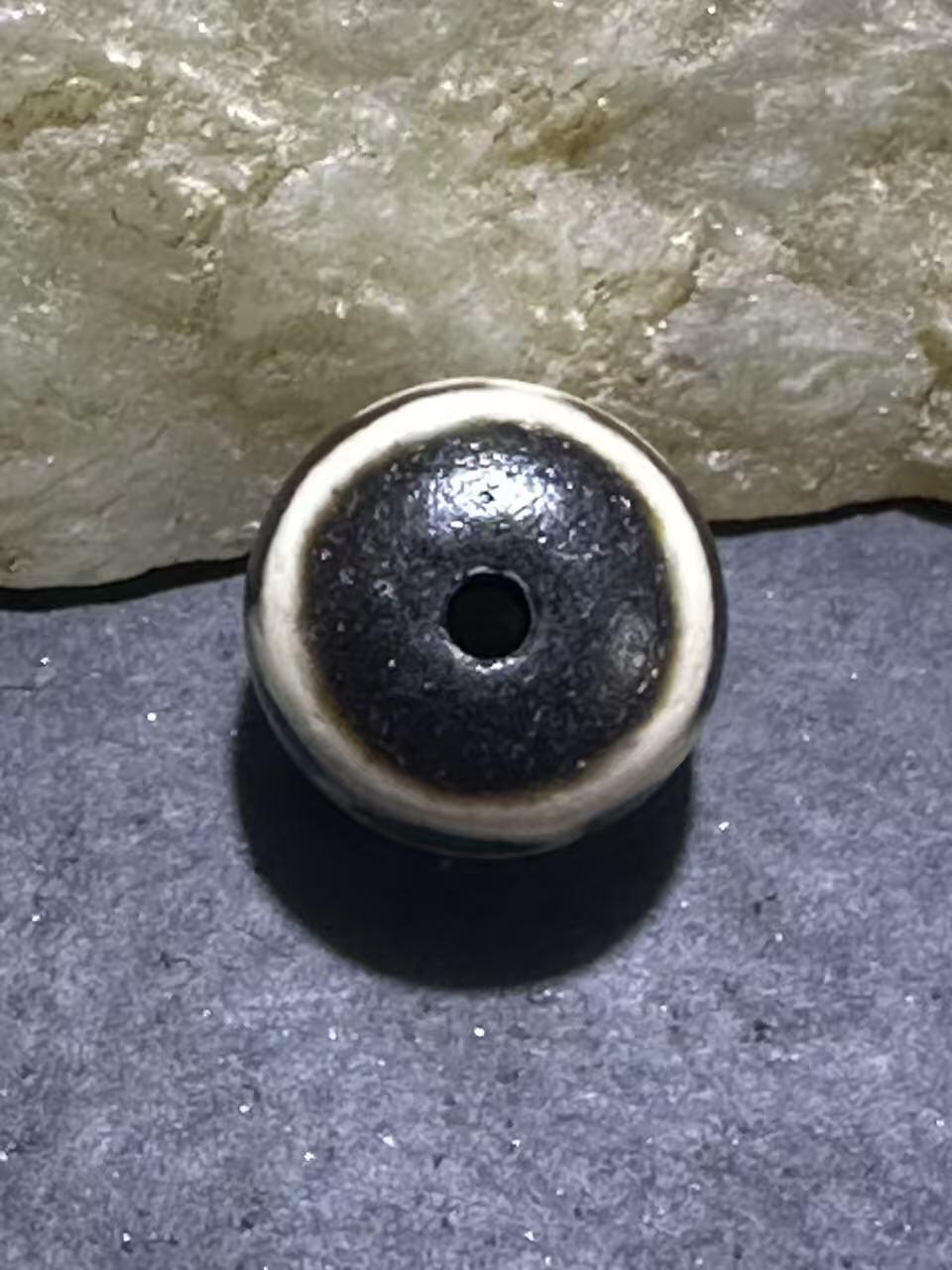 仅此一颗，藏传宝瓶随形天珠一颗。