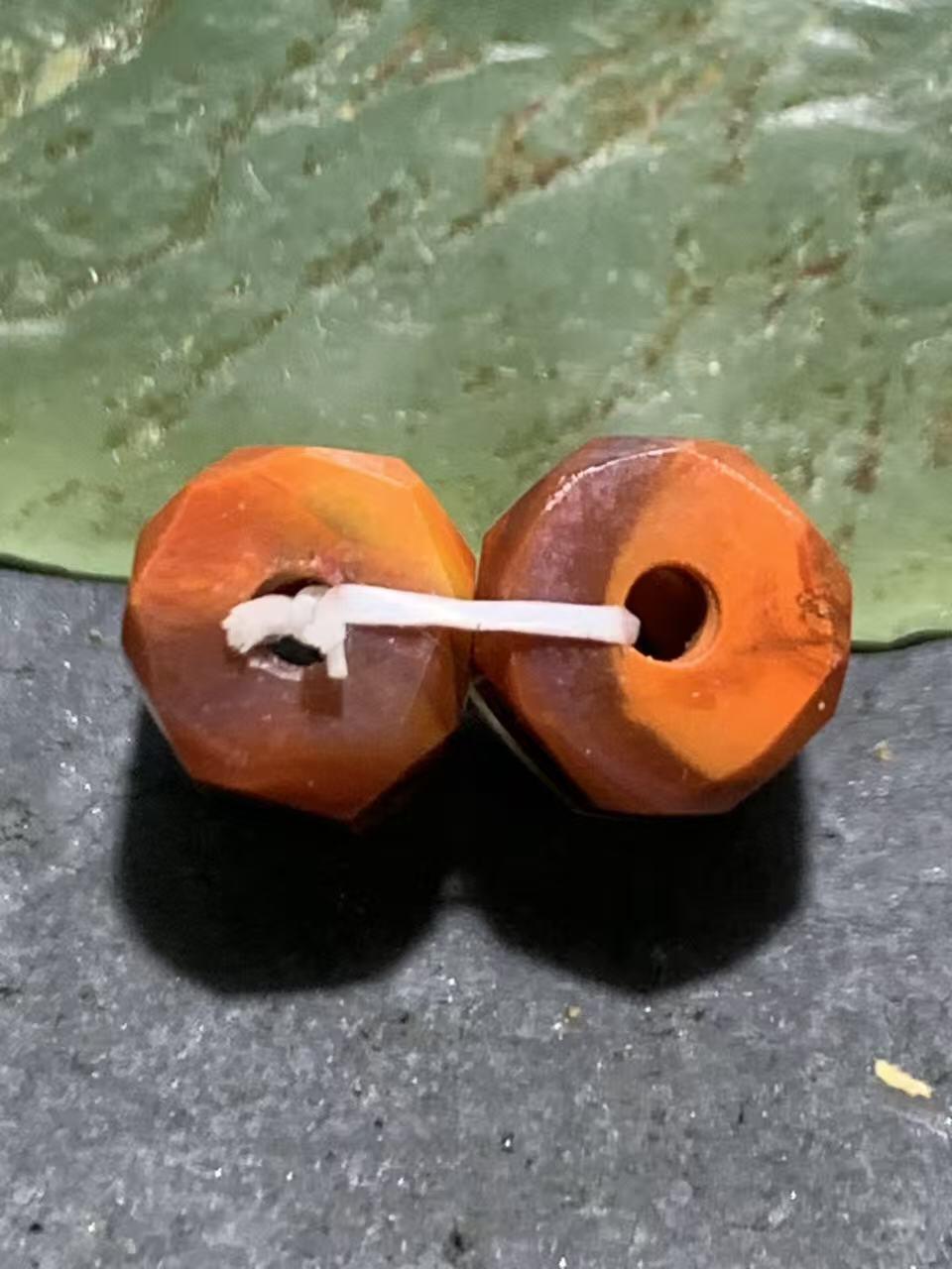 精美冰飘战国红玛瑙多棱随形桶珠一对！