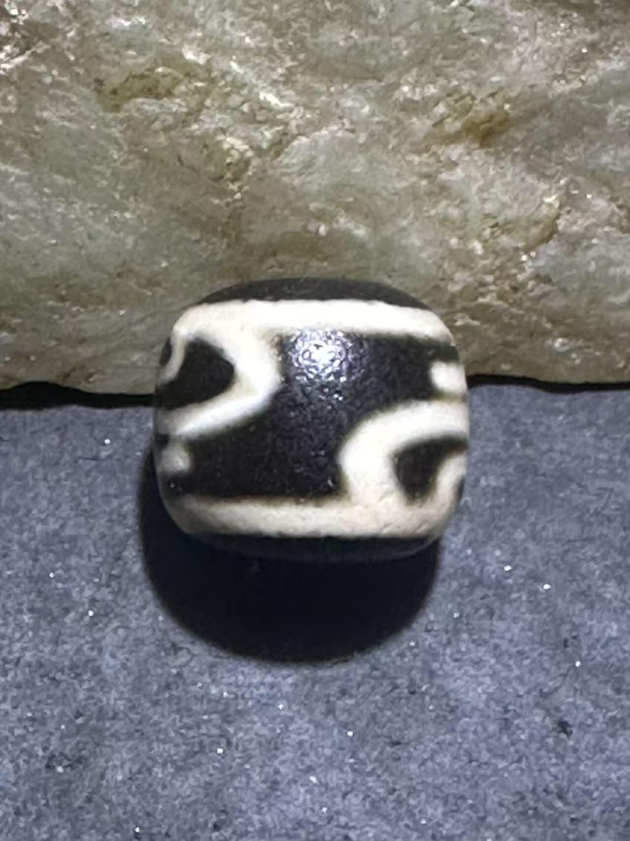 仅此一颗，藏传宝瓶随形天珠一颗。