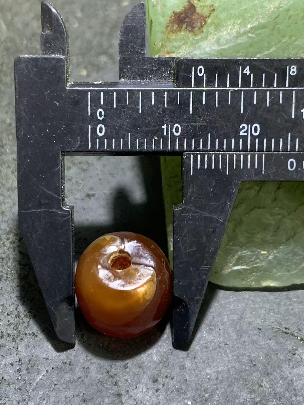 精美高玉化风化纹缠丝玛瑙老形桶珠一颗。