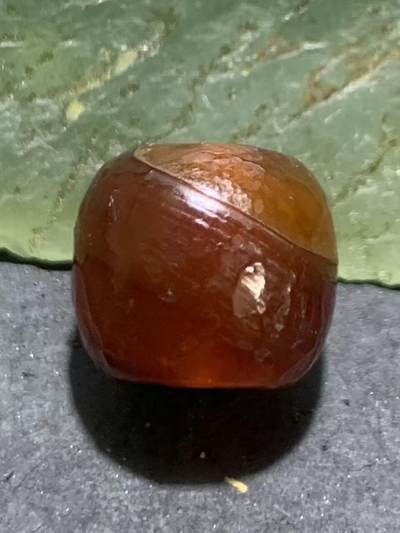 精美高玉化风化纹缠丝玛瑙老形桶珠一颗。 - 精美高玉化风化纹缠丝玛瑙老形桶珠一颗。