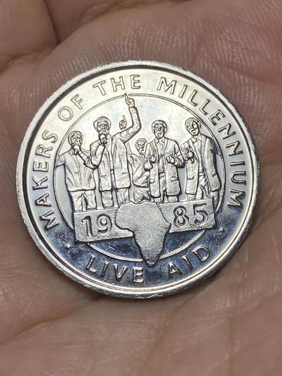 2025年第九十二场(总第一百一十八场）外国好品散币(免佣金) - 英国🇬🇧2000年纪念章(纪念1985年举办的大型慈善摇滚音乐会–Live Aid，旨在为非洲饥荒筹集资金。)