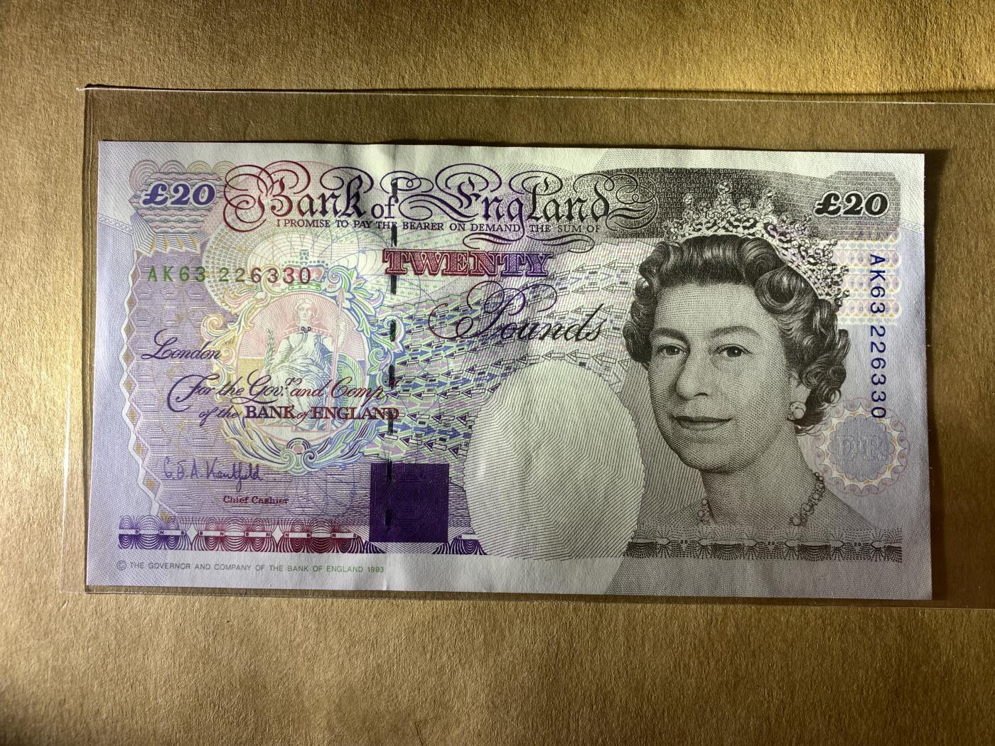 【礼羽收藏】🌏世界钱币拍卖第105期 【AK63 226330】全新UNC- 中间有道皱痕 没有贯穿 如图 1993年英国E序列20镑数字版 女王钞  无47号码