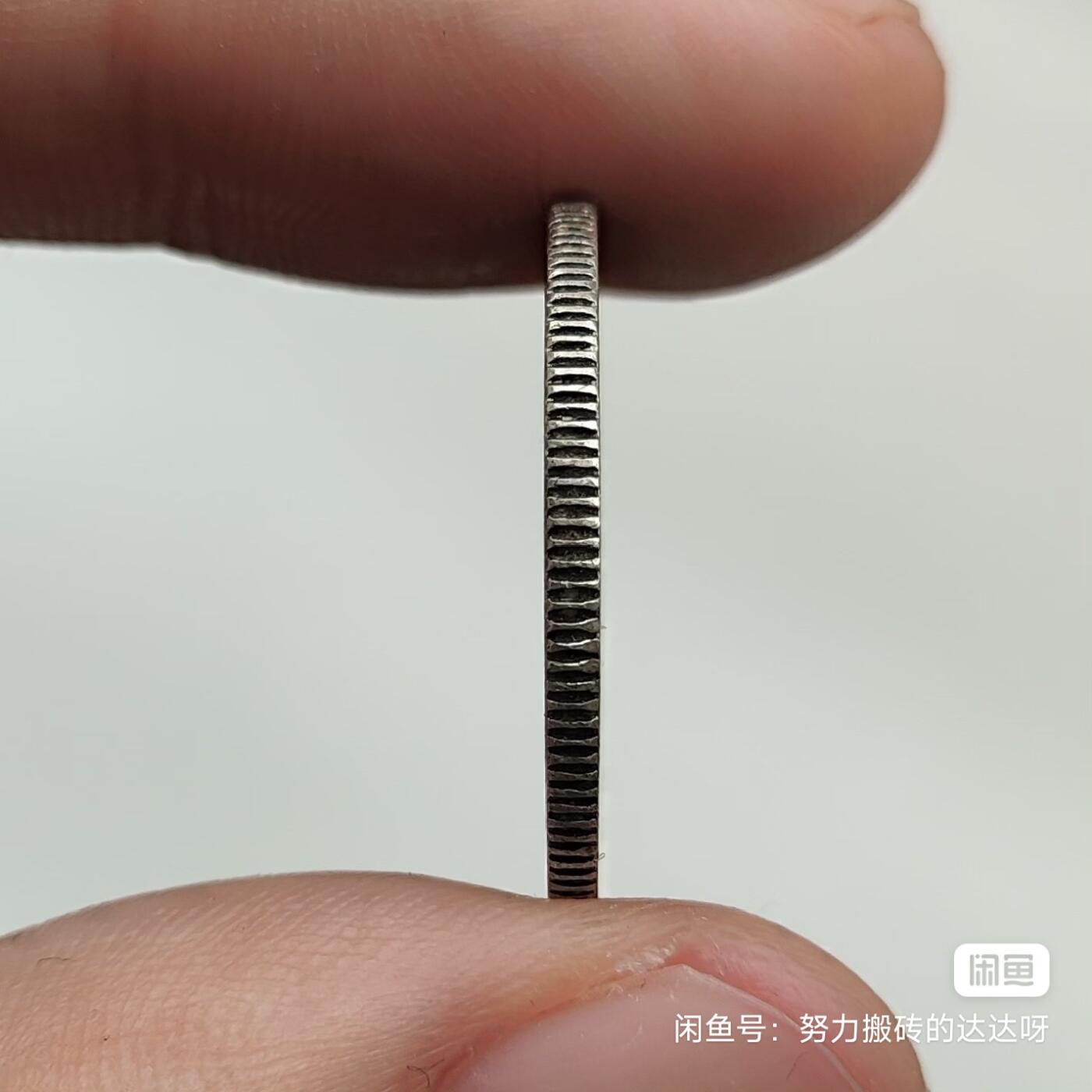 中华民国三十八(1949)年 孙中山像地瓜五角银币。正面是孙中山侧面像，上方镌刻“中华民国三十八年”字样，边缘四周饰以花纹。背面中央为台湾省地图，上方用行楷书写“台湾省”三字，左右分列“伍角”字样，周围也环饰花纹，民间俗称“地瓜银币”。银币重5.1g，含银量72%。这是台湾唯一发行过含银的流通币，币面设计强调台湾归属中国，具有纪念价值。邮政或菜鸟包邮售出不退不换，感兴趣的朋友千万不要错过。