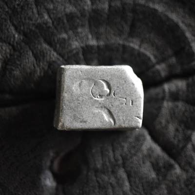 【良泉】第40期【直播场】10月16日晚19.30点开拍！225组（本场结束后外出旅游。之前预存钱币的朋友请告知，将连同本场拍品一起邮寄）  - 公元前3-2世纪【古印度】孔雀-巽加王朝 1卡夏帕银币，2.92克