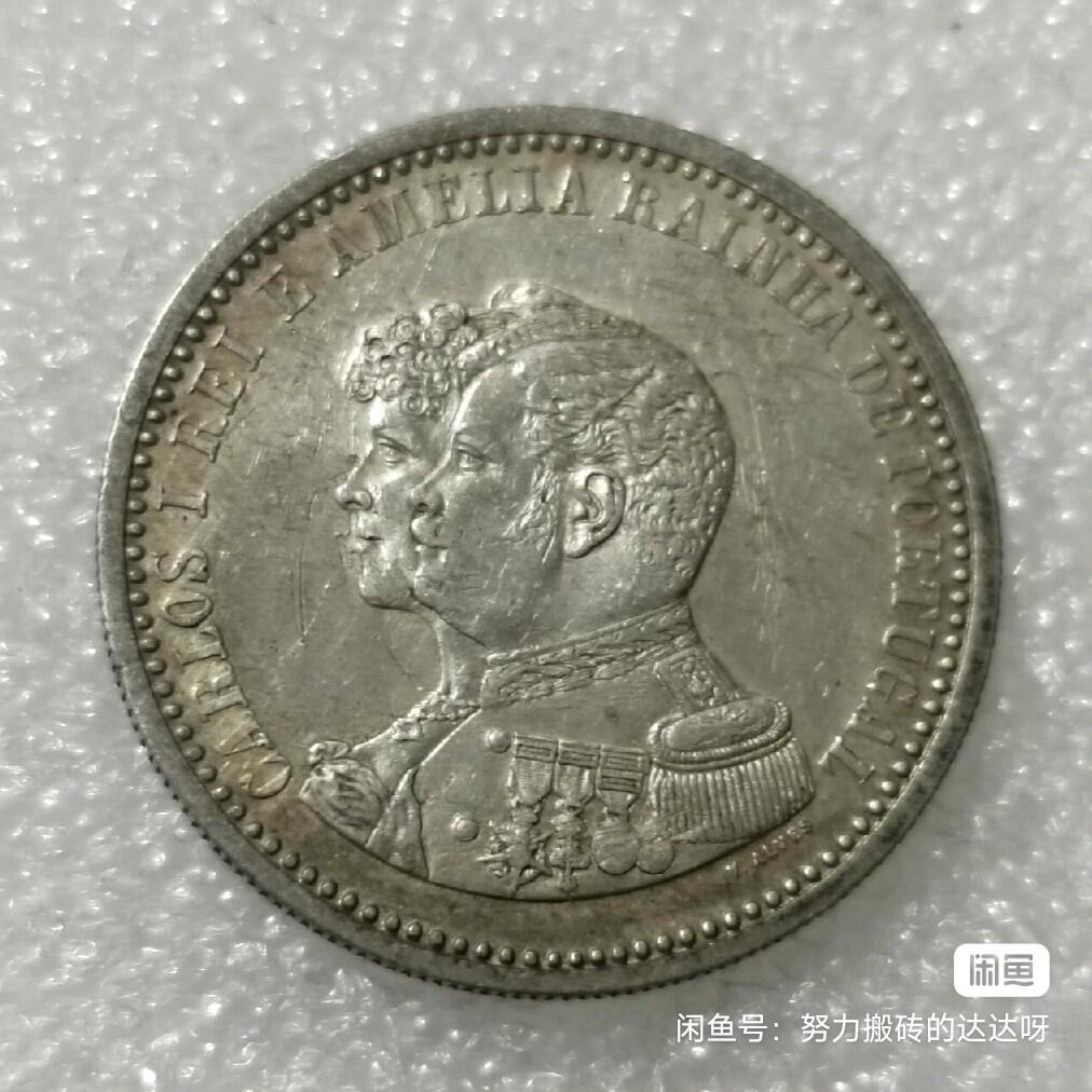 葡萄牙发现印度400周年500瑞斯银币 少见品种。银币重12.53g，含银量91.7%。1898年葡萄牙为纪念达伽马1498年抵达印度400周年发行。达伽马于1498年绕过好望角抵达印度卡利卡特（古里），开辟了欧洲直达亚洲的海上航线，原汁原味老包浆，菜鸟包邮售出不退不换。