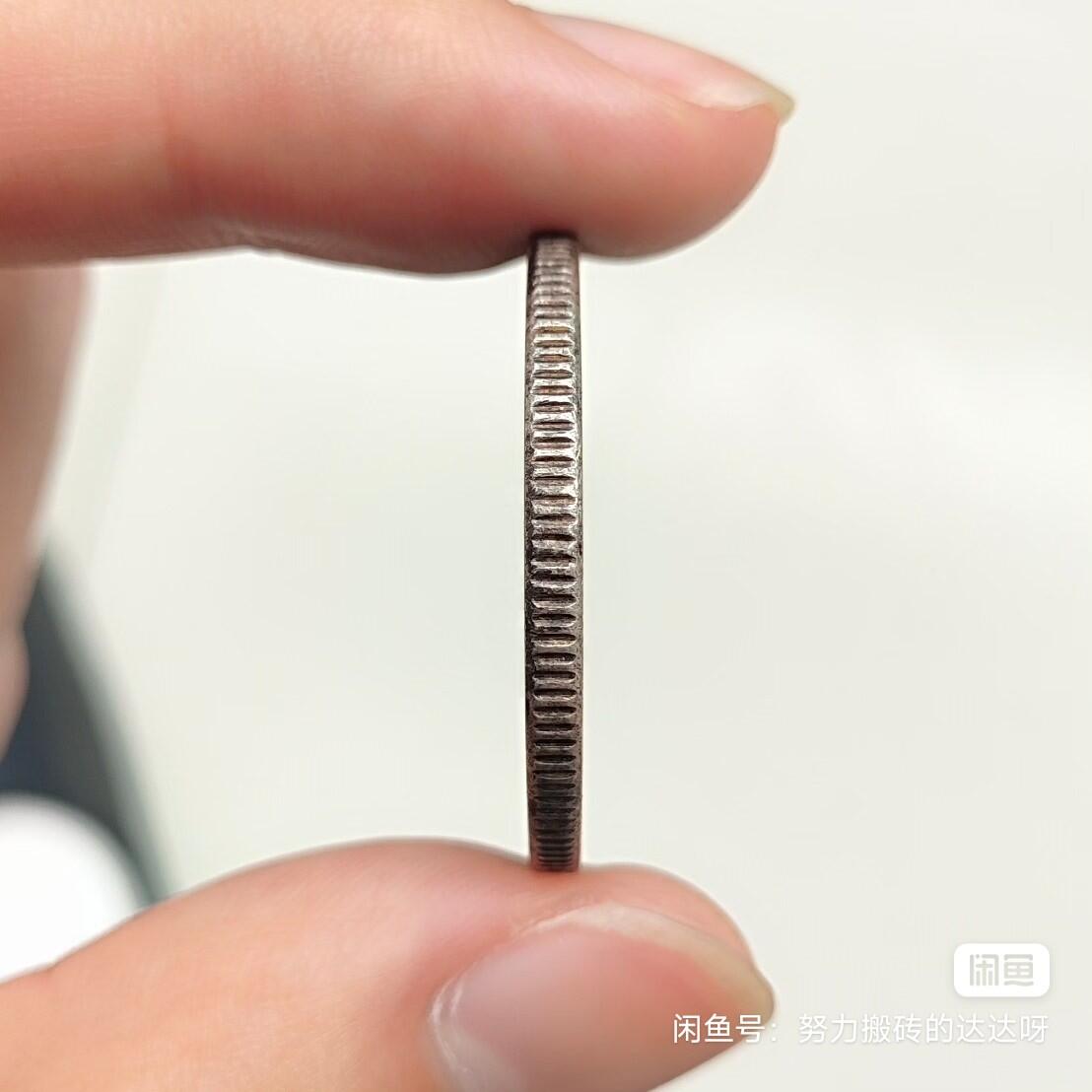 1940年瑞典古斯塔夫五世2克朗银币。银币重15g，含银80%。正面是瑞典国王古斯塔夫五世，背面是瑞典的皇家盾徽上面是皇冠，周围环绕着一圈是皇家勋章下面是2克朗面值。币面淡淡黄油彩包浆流通好品，菜鸟包邮售出不退不换。