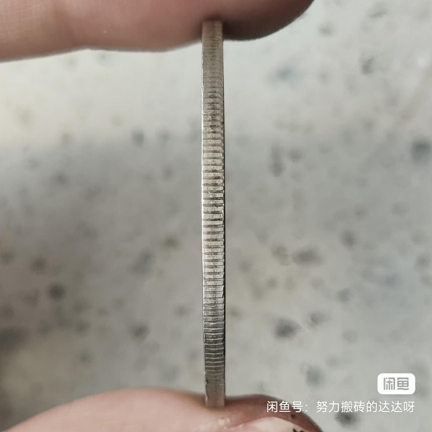 1963年阿拉伯也门共和国1里亚尔银币。银币重19.75g，含银量72%。正面上方为阿拉伯文“جمهوريّة العربية اليمنية”，意为“也门阿拉伯共和国”，中间是“1里亚尔”，并以圆圈环绕，下方有倒U形装饰。背面有一个带有八片叶子的树枝图案，底部左侧为阿拉伯纪年公元1963年，底部右侧为西历“1963”。市场上较为少见的品种。叶子图案很清晰流通好品带点底光，售出不退不换菜鸟包邮。