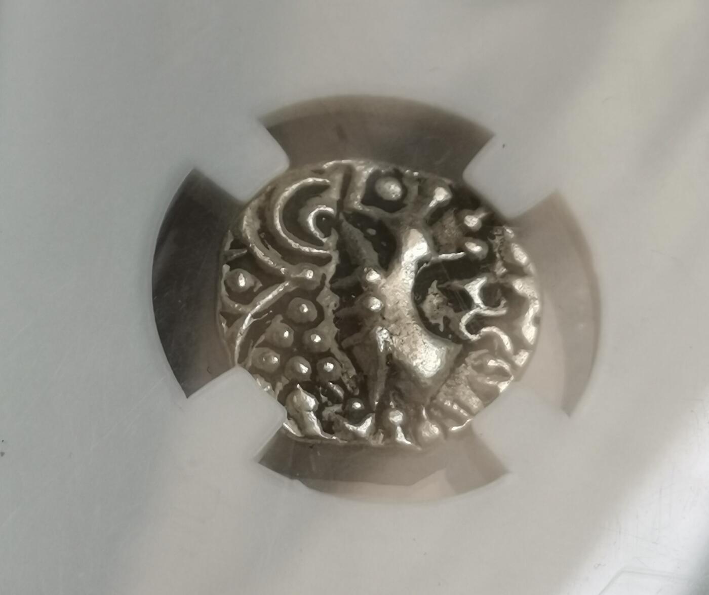 瓶子🏺第208期拍卖会  公元5世纪 寄多罗王朝维纳雅提迪提亚 背面抽象化的幸运女神1第纳尔低金币 7.28克  金价大涨