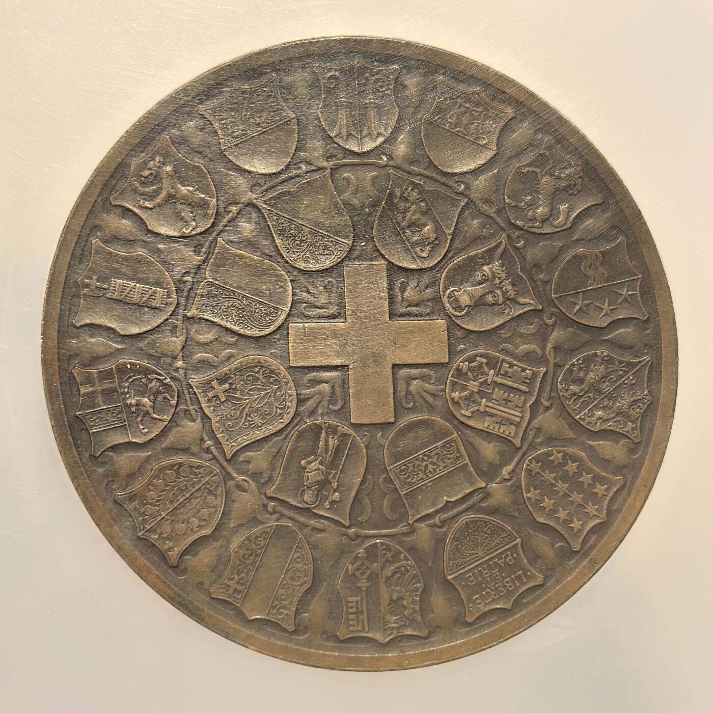 博洋堂世界钱币拍卖第140期（全场包邮） NGC MS63 瑞士国家博物馆1898年建成纪念巨大铜章，60mm巨大款，高浮雕女神优雅唯美，俯卧的雄狮默默守望着仪式的落成。盒子正面左下角有一小处磕损