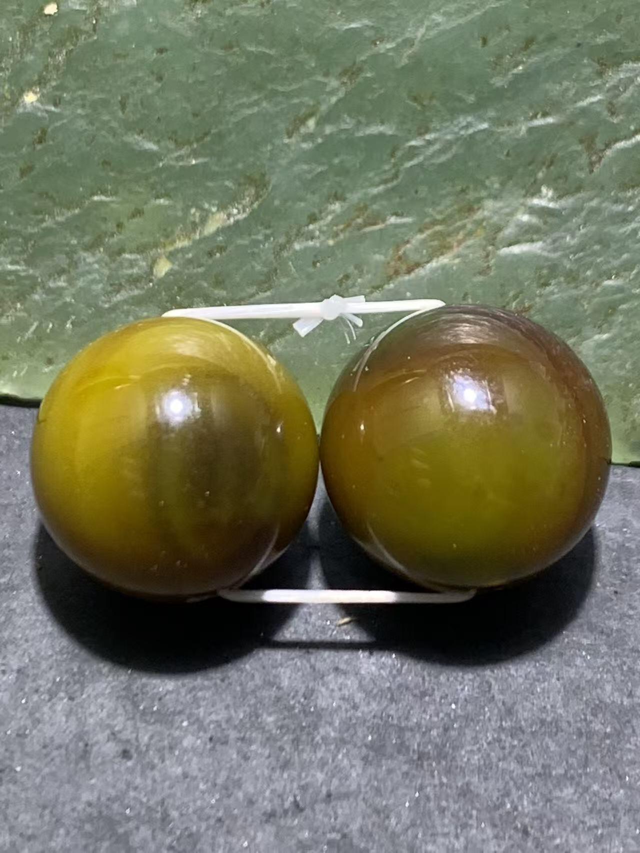 精美高玉化缠丝玛瑙圆珠一对。，