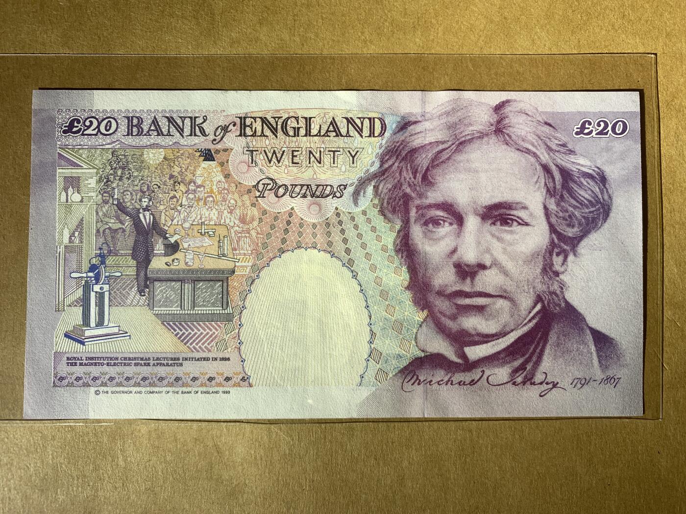 【礼羽收藏】🌏世界钱币拍卖第105期 【AK63 226330】全新UNC- 中间有道皱痕 没有贯穿 如图 1993年英国E序列20镑数字版 女王钞  无47号码