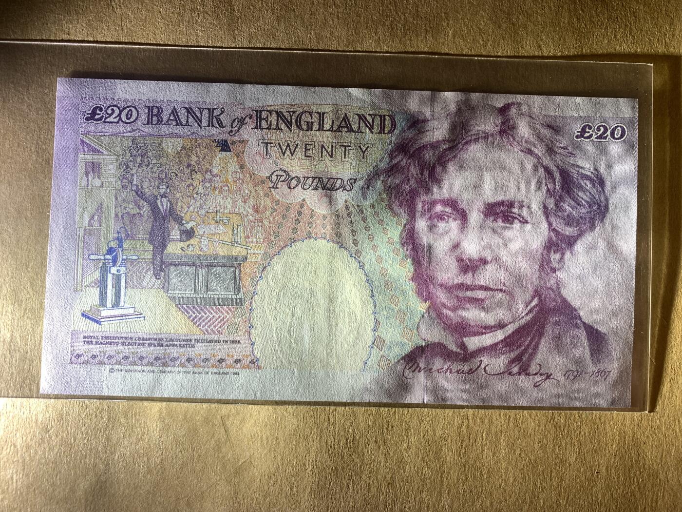 【礼羽收藏】🌏世界钱币拍卖第105期 【AK63 226330】全新UNC- 中间有道皱痕 没有贯穿 如图 1993年英国E序列20镑数字版 女王钞  无47号码