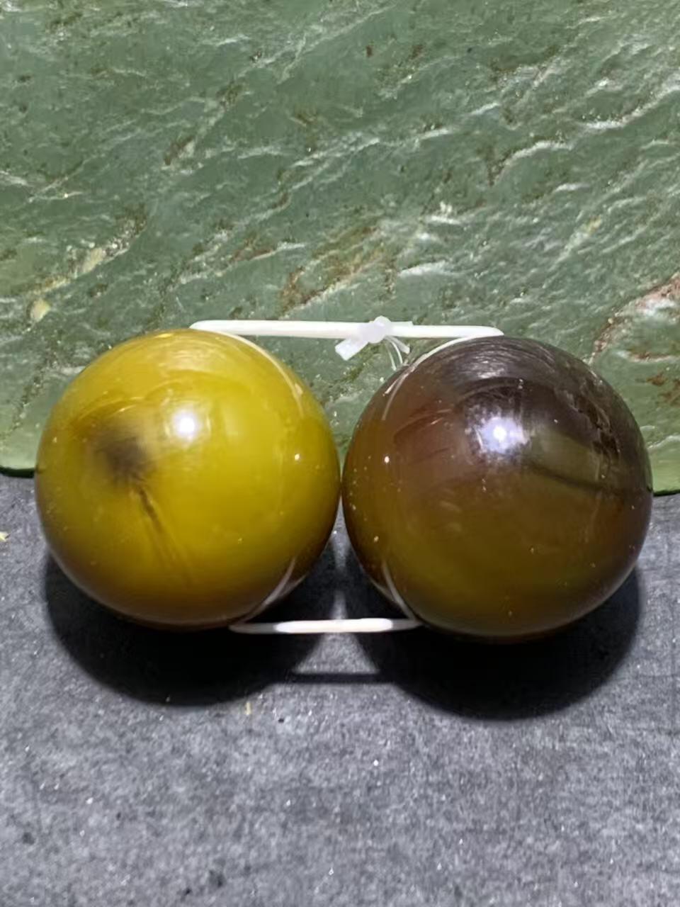 精美高玉化缠丝玛瑙圆珠一对。，