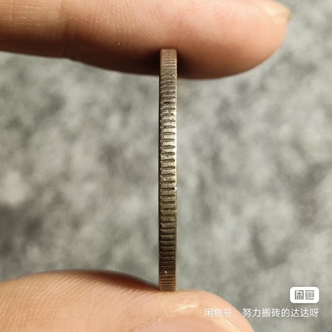 1887年法国谷物女神2法郎银币。银币重10g，含银量83.5%。正面图案为谷物女神塞丽斯（Ceres）头像，她是罗马神话中的农业女神，象征着农业的繁荣，背面外围刻有“LIBERTE EGALITE FRATERNITE”（自由、平等、博爱）的字样，中间面值“2 FRANCS”和发行年份被花枝所环绕。流通好品原汁原味，买定离手售出不退不换想清楚再拍，菜鸟包邮感兴趣的朋友千万不要错过。