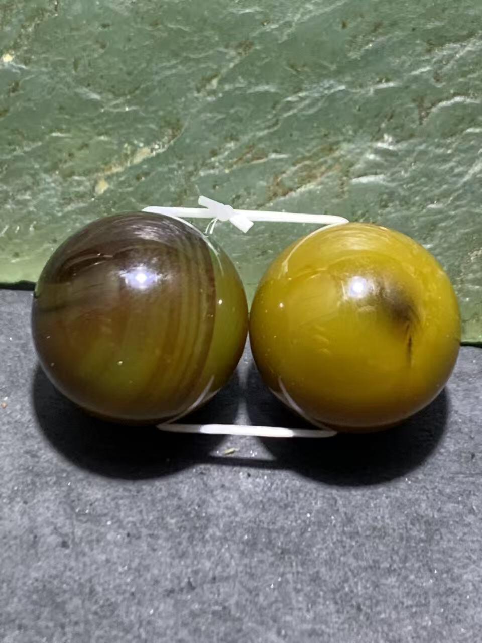 精美高玉化缠丝玛瑙圆珠一对。，