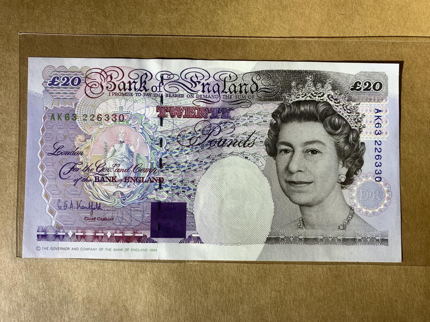 【礼羽收藏】🌏世界钱币拍卖第105期 【AK63 226330】全新UNC- 中间有道皱痕 没有贯穿 如图 1993年英国E序列20镑数字版 女王钞  无47号码