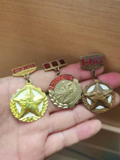 朝鲜老徽章一组3枚 - 朝鲜老徽章一组3枚