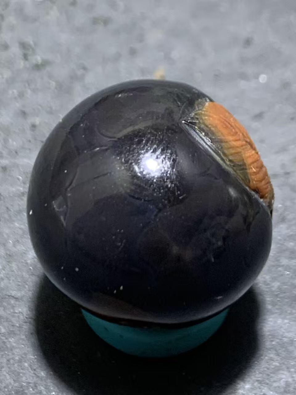 精美战国红玛瑙手工俏色巧雕树叶珠一个