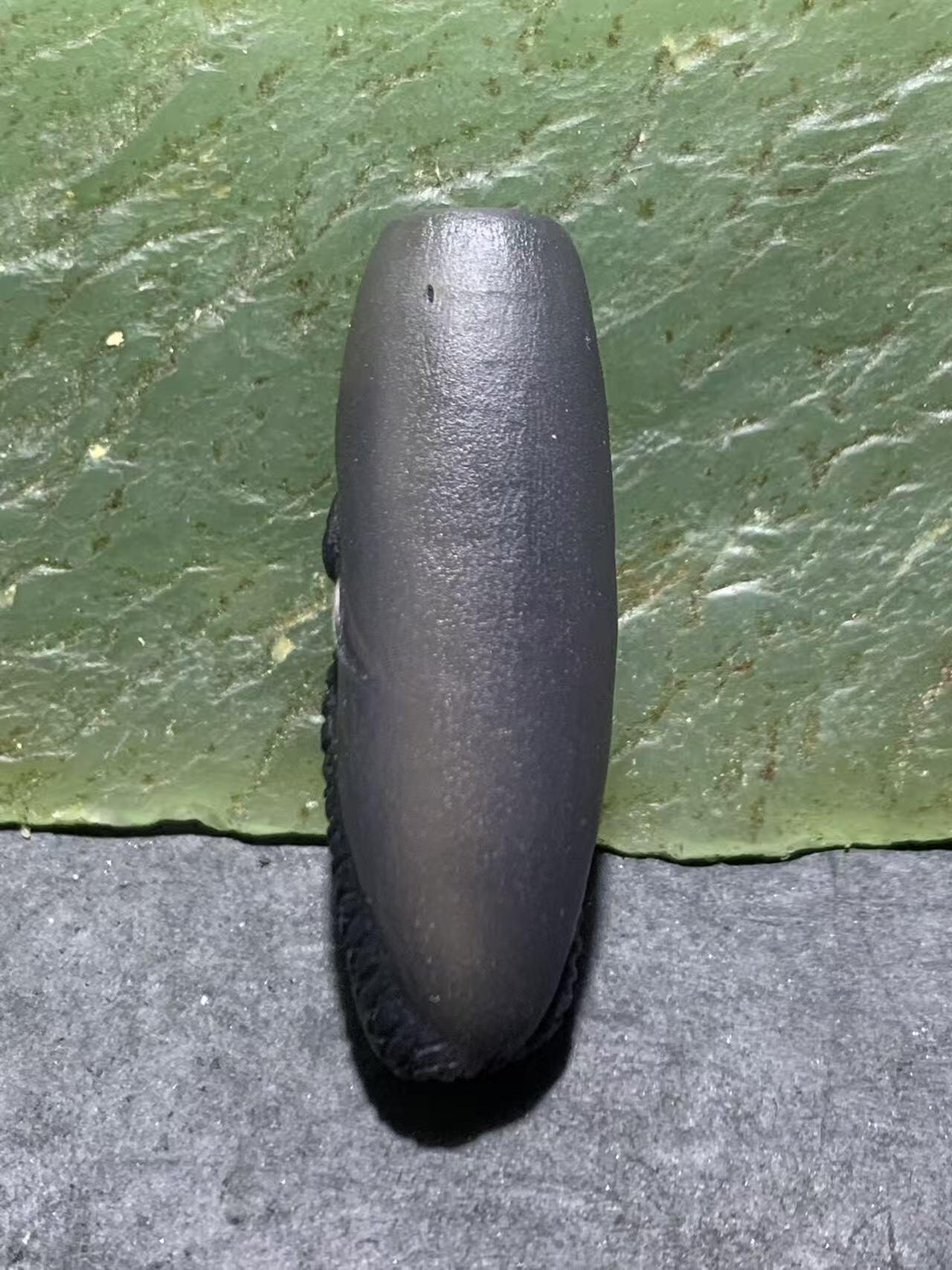 精品亚光冰透高玉化药师玛瑙手工雕刻灵蛇钱币桶珠一颗！