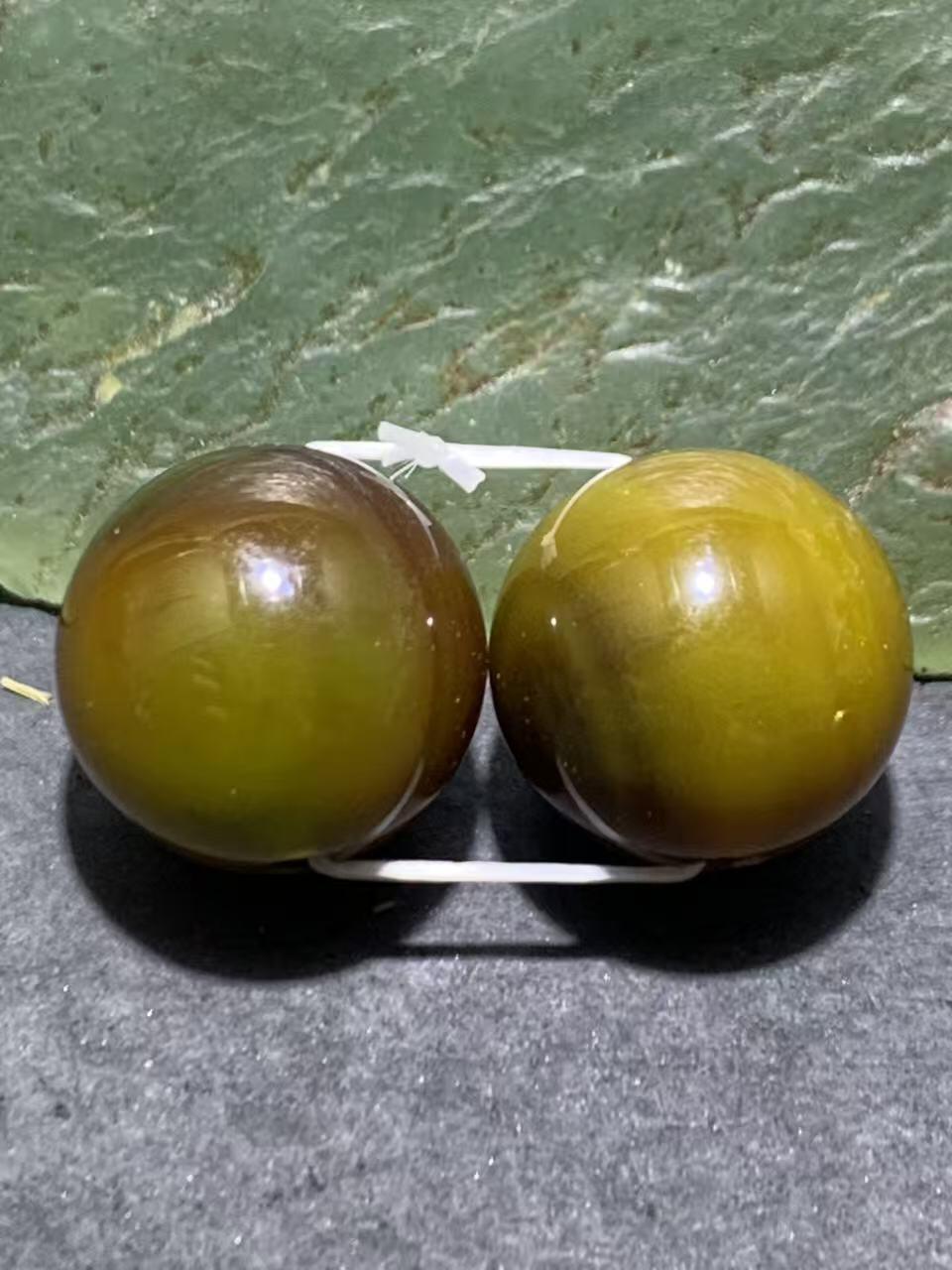 精美高玉化缠丝玛瑙圆珠一对。，