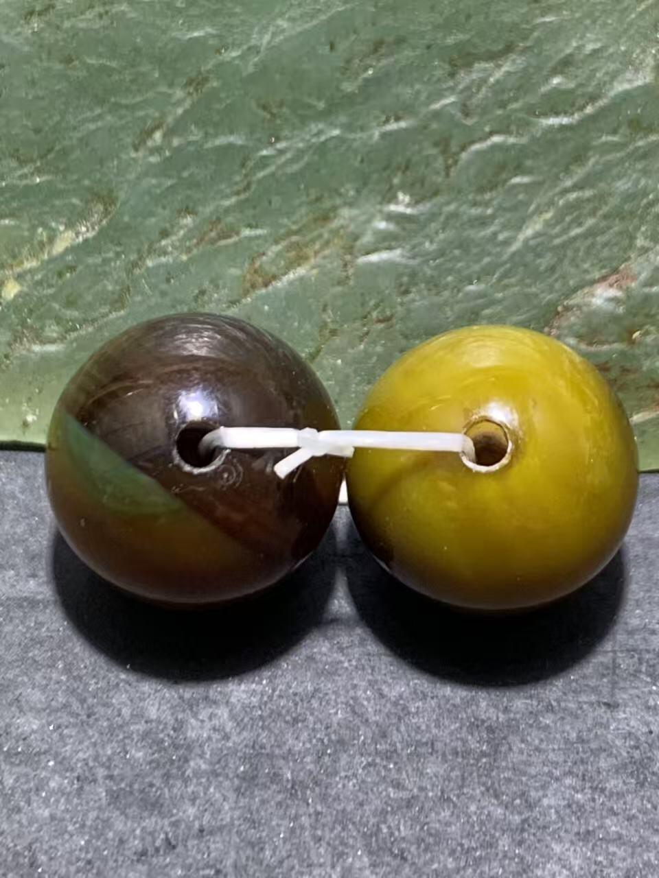 精美高玉化缠丝玛瑙圆珠一对。，