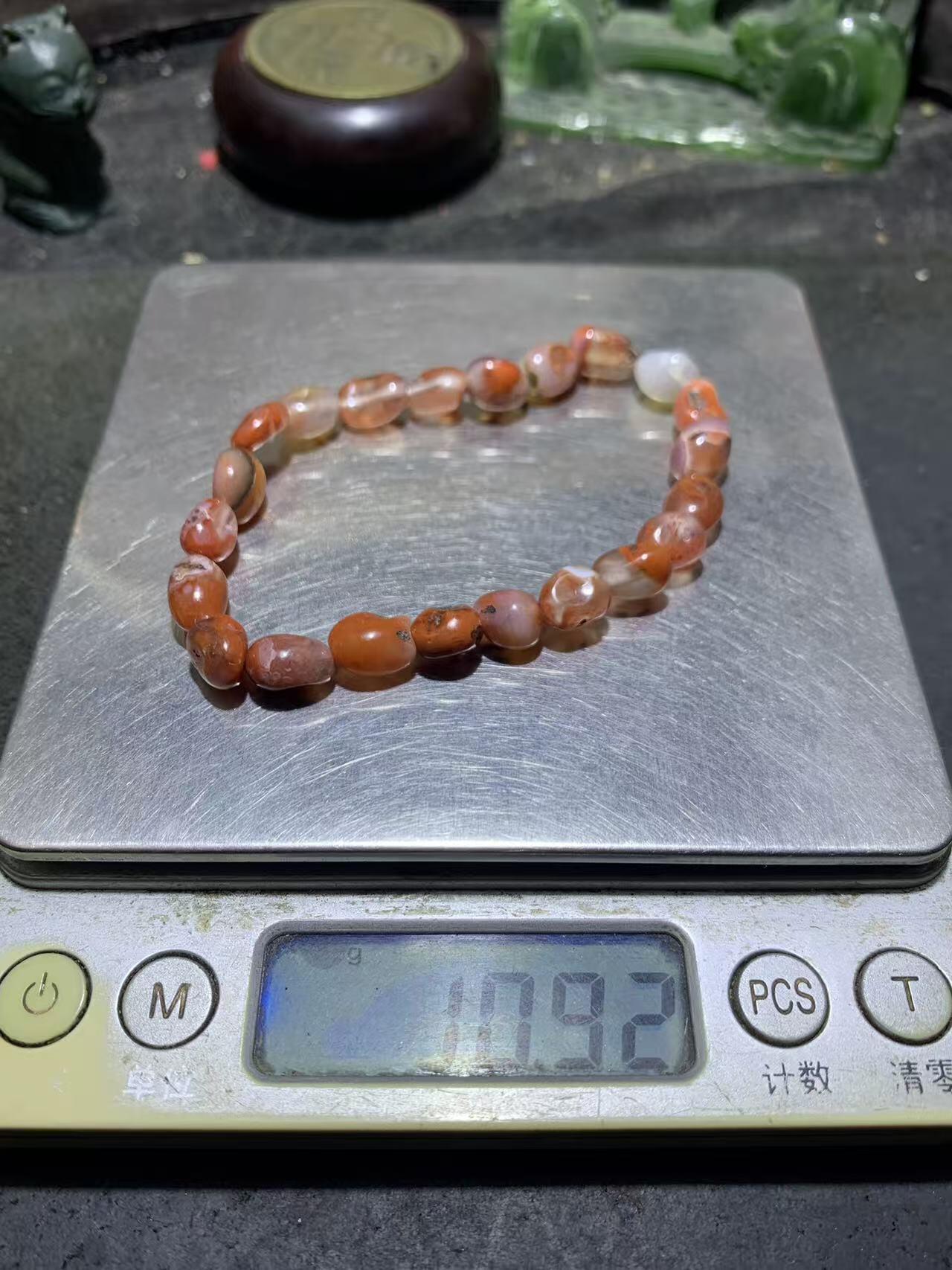 川料南红玛瑙原皮随形手串一条。，