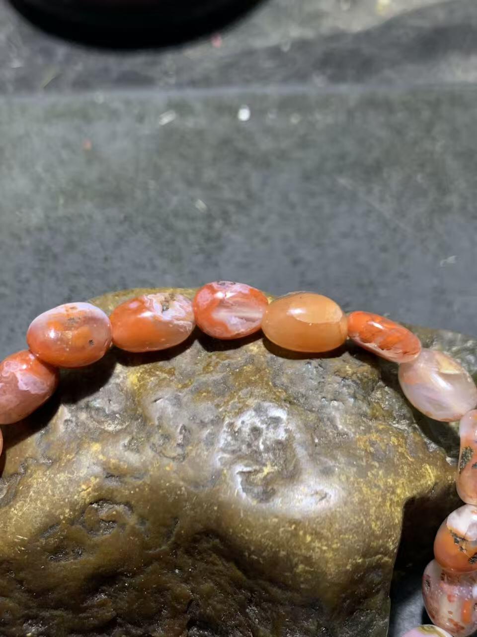 川料南红玛瑙原皮随形手串一条。，