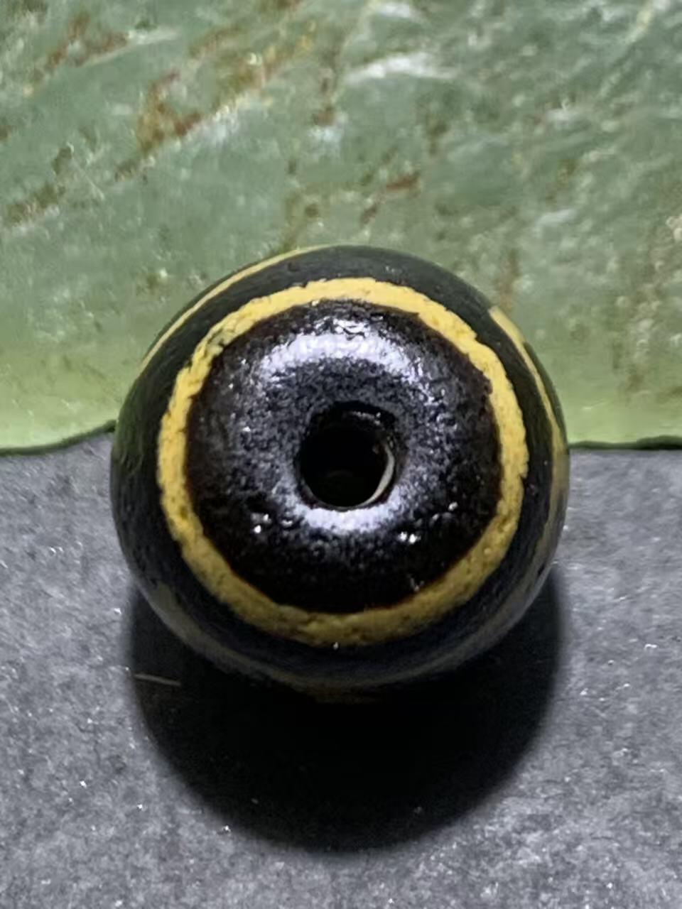 仅此一颗，精品藏传牙黄一眼靠山玛瑙天珠一颗。