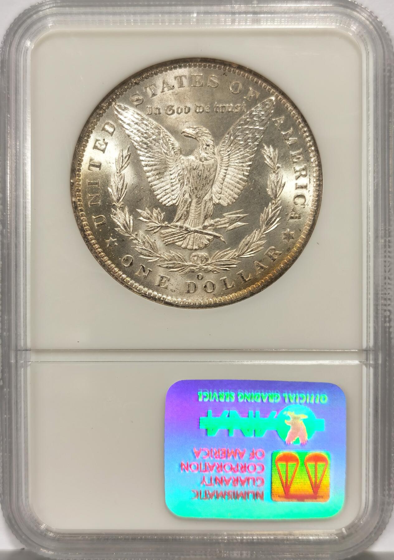 博洋堂世界钱币拍卖第140期（全场包邮） NGC MS65 美国1885年O版摩根，两面非常强烈的车轮转光，略有银霜感，女神面右上角彩虹包浆，似一轮弯月，非常漂亮，老盒子，有希望博更高分