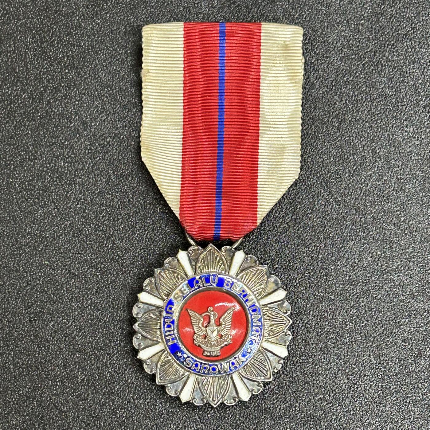 西秦中古拍卖第五十八期 马来西亚沙捞越杰出服务奖章 早期版 银质 非常厚重