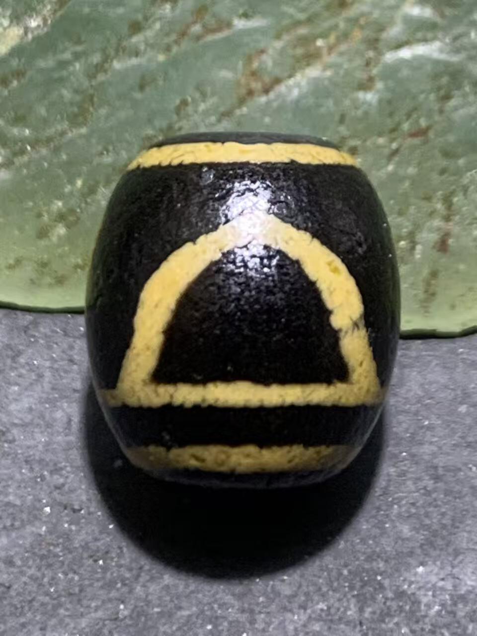 仅此一颗，精品藏传牙黄一眼靠山玛瑙天珠一颗。