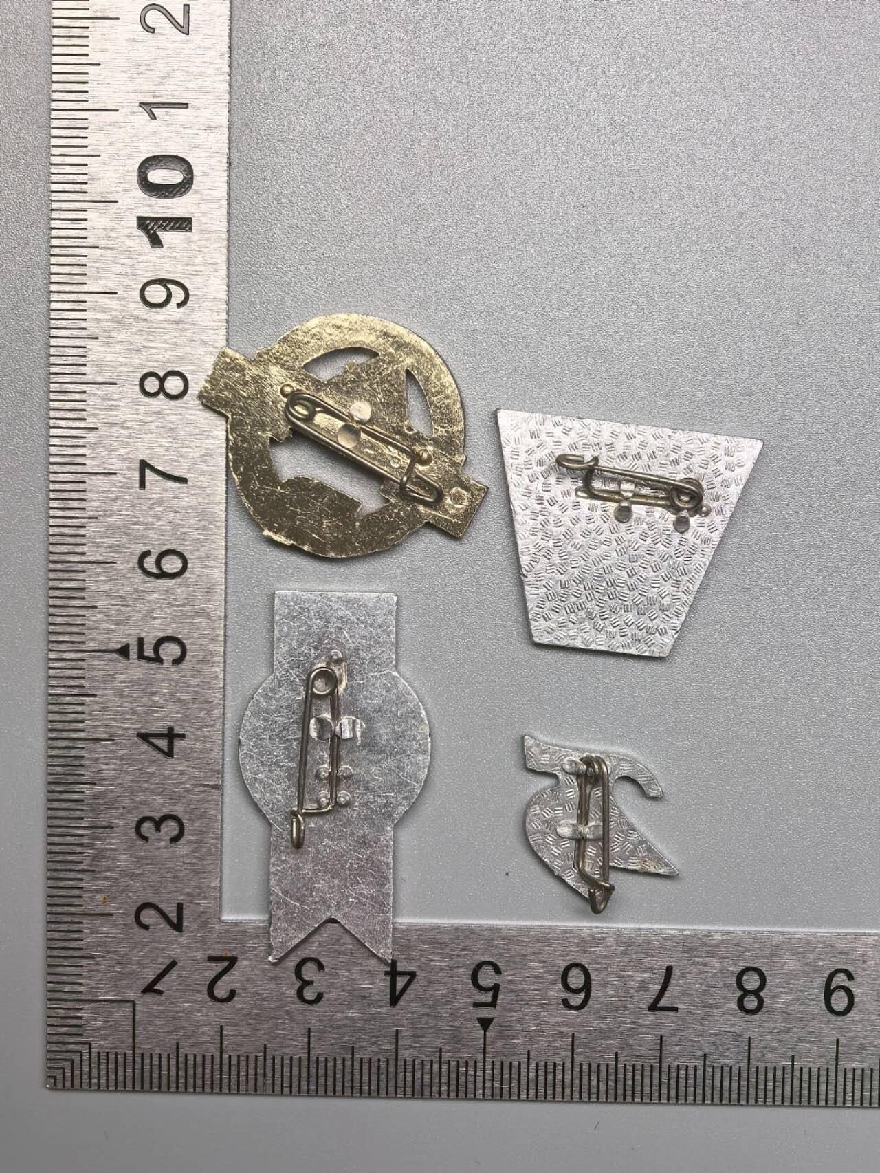 小驴勋章奖章收藏9月20日星期六晚18点拍卖（收有偿代拍，送拍规则在简介最后，参拍须阅读规则后再参拍，关系到运费包装发货时效真假辨别等关键信息，店主微信码在最后一拍品）