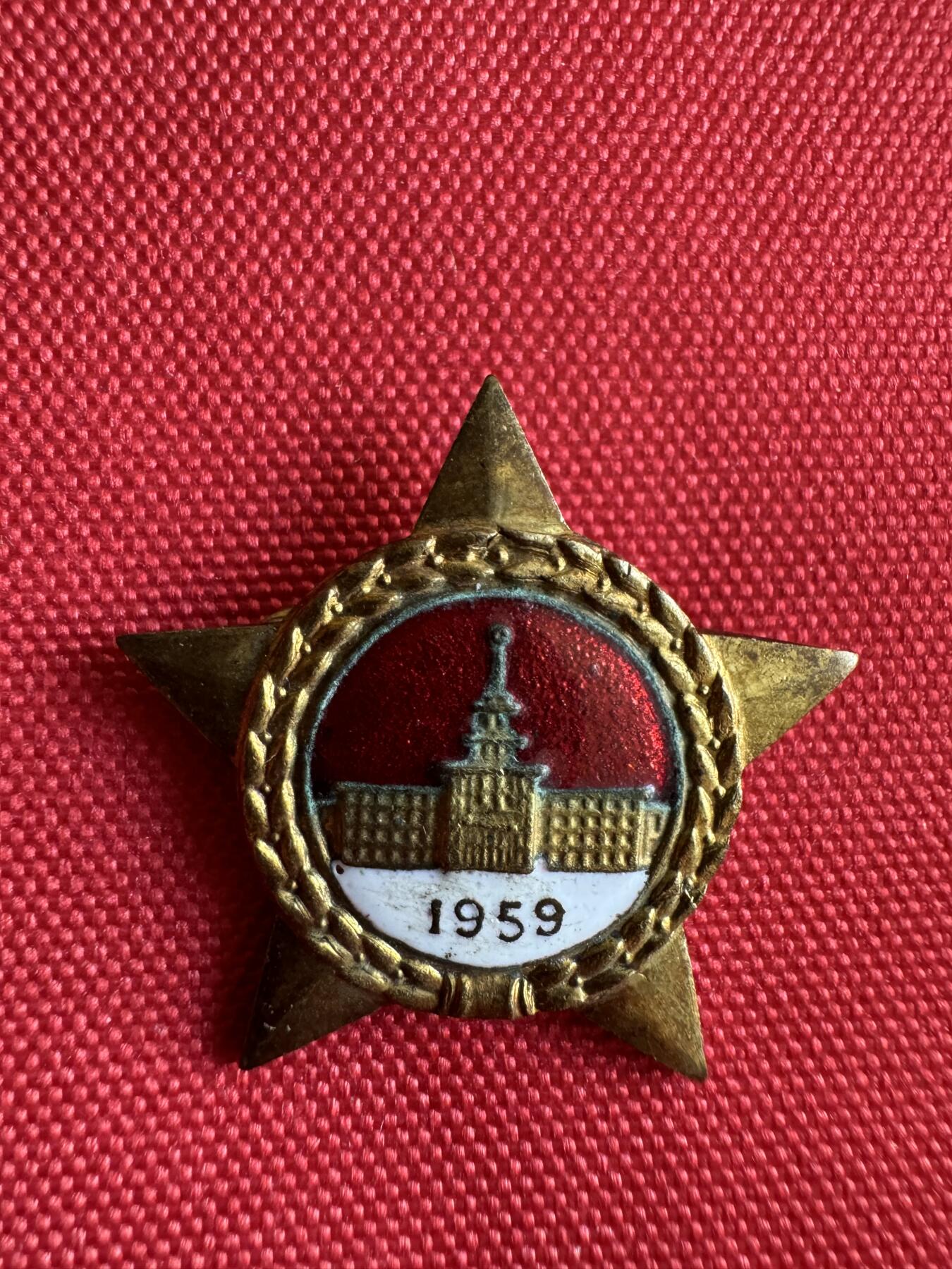 五哥徽章群   20号周六晚上八点4群联拍 1959