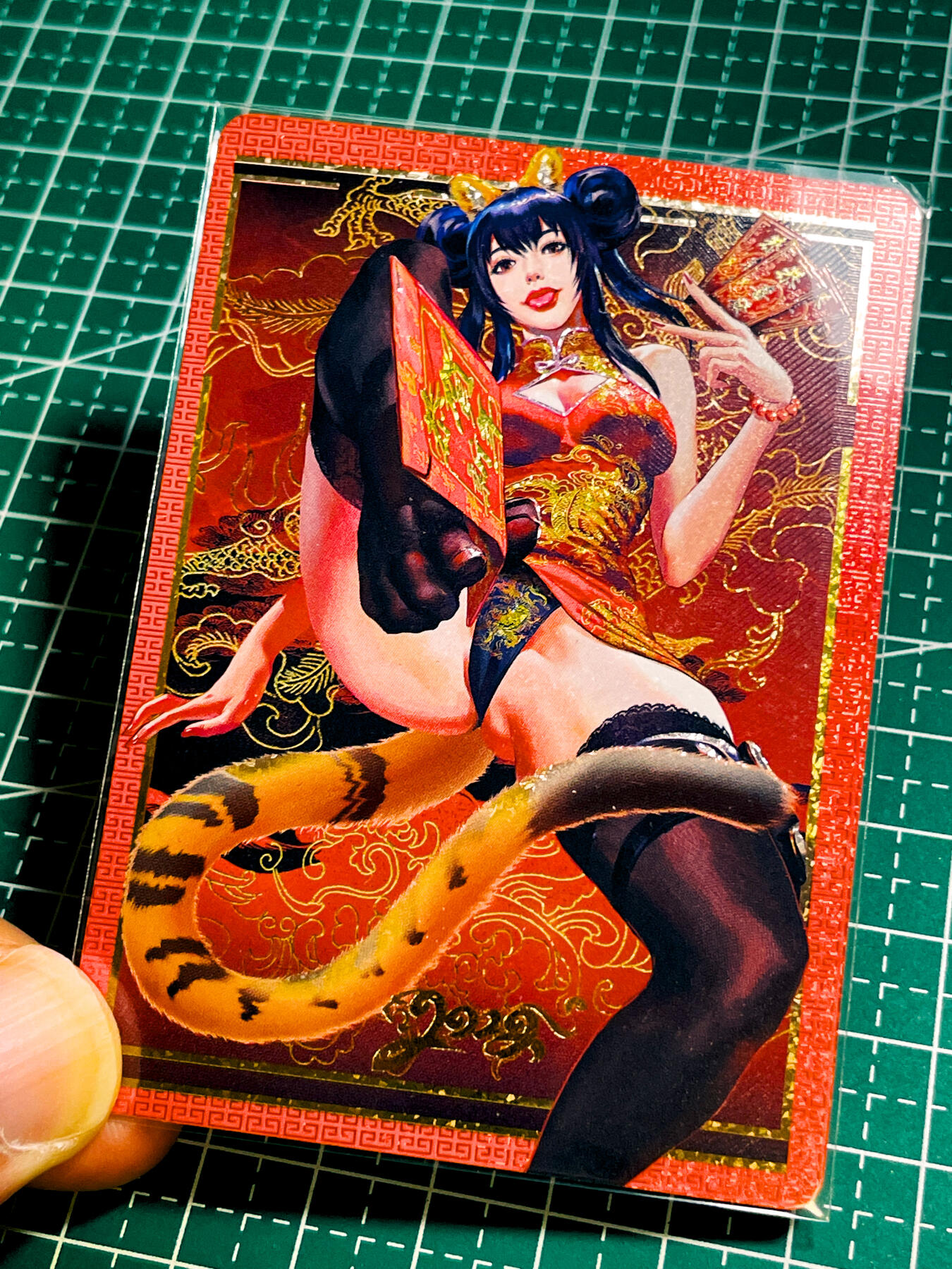 【关注参拍有赠卡】显眼宝32期  9.17日晚21:40结束 驴歪歪卡牌     新年系列卡   黑暗王朝虎姬贺岁   共1张   碎闪工艺  大卡尺寸  63*88