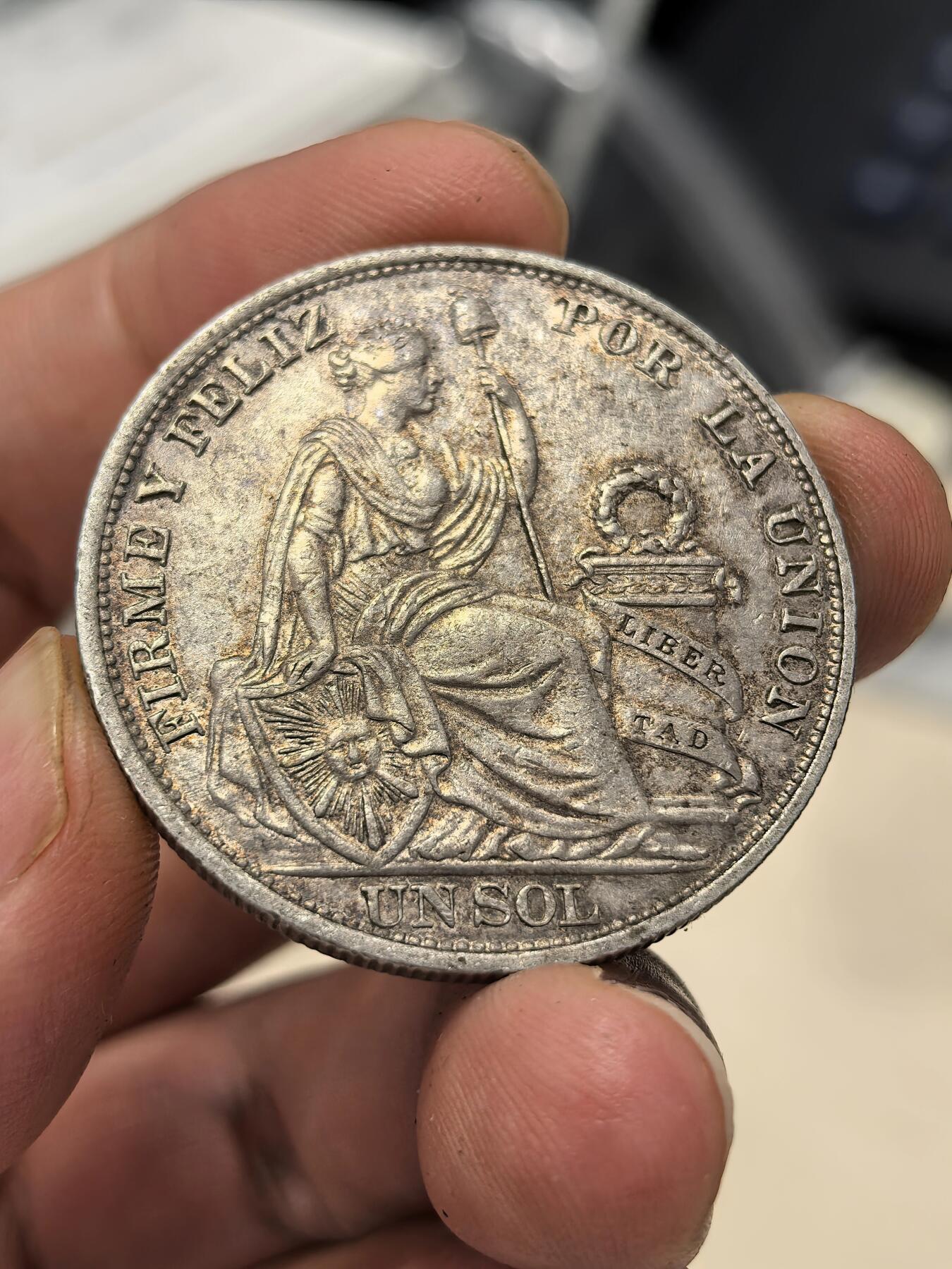 博洋堂世界钱币拍卖第140期（全场包邮） 秘鲁1893年坐洋1索尔银币，品相AU53-55状态，底板有光，最近热门品种