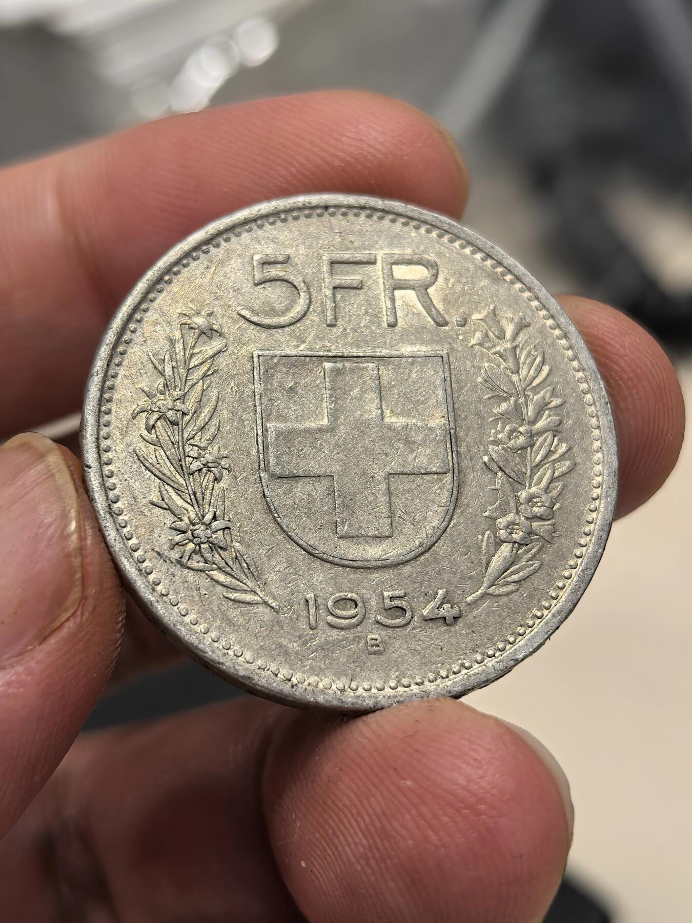 博洋堂世界钱币拍卖第140期（全场包邮） 瑞士联邦1954年纪念民族英雄威廉•退尔五法郎大银币。双面淡黄黑油彩包浆，双面转光，底板干净清爽，AU53-58品相。