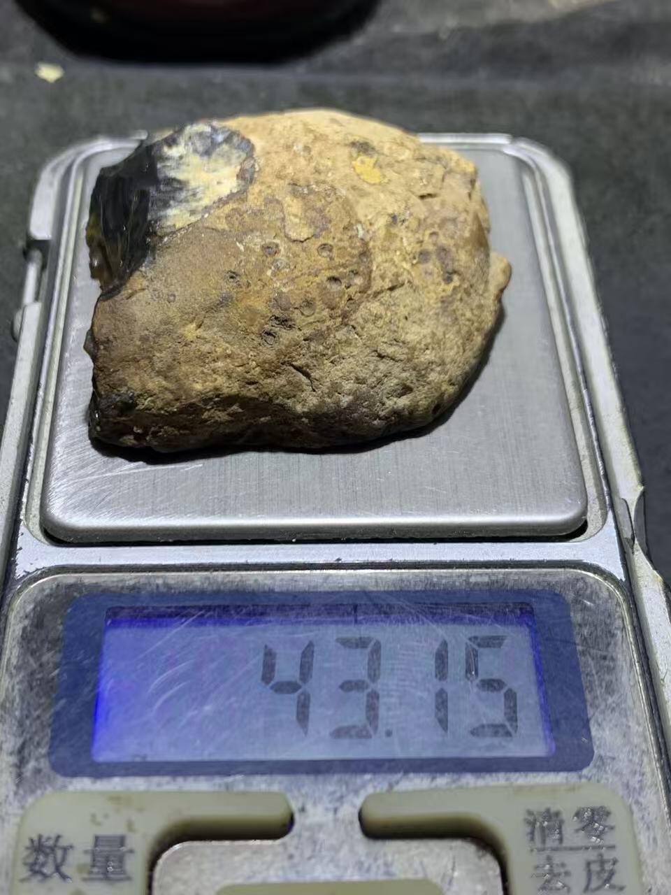 精美亚光原皮开窗料墨色草花纹战国红玛瑙原石摆件（把件）一个，